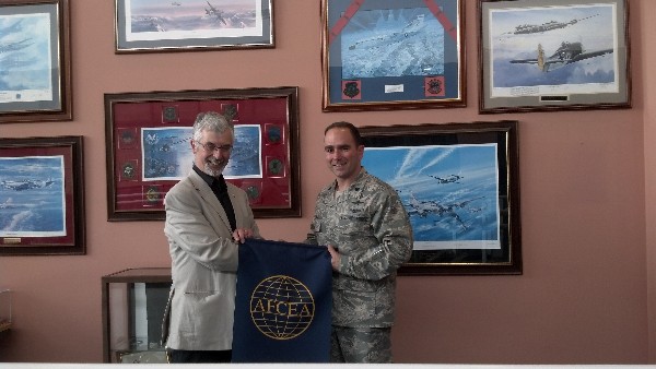 Col. Franke thanks Air Cdre. Bruce Wynn, RAF (Ret.), regional vice president for the Western European Region, for his insightful discussion on cyber crime at the June meeting.